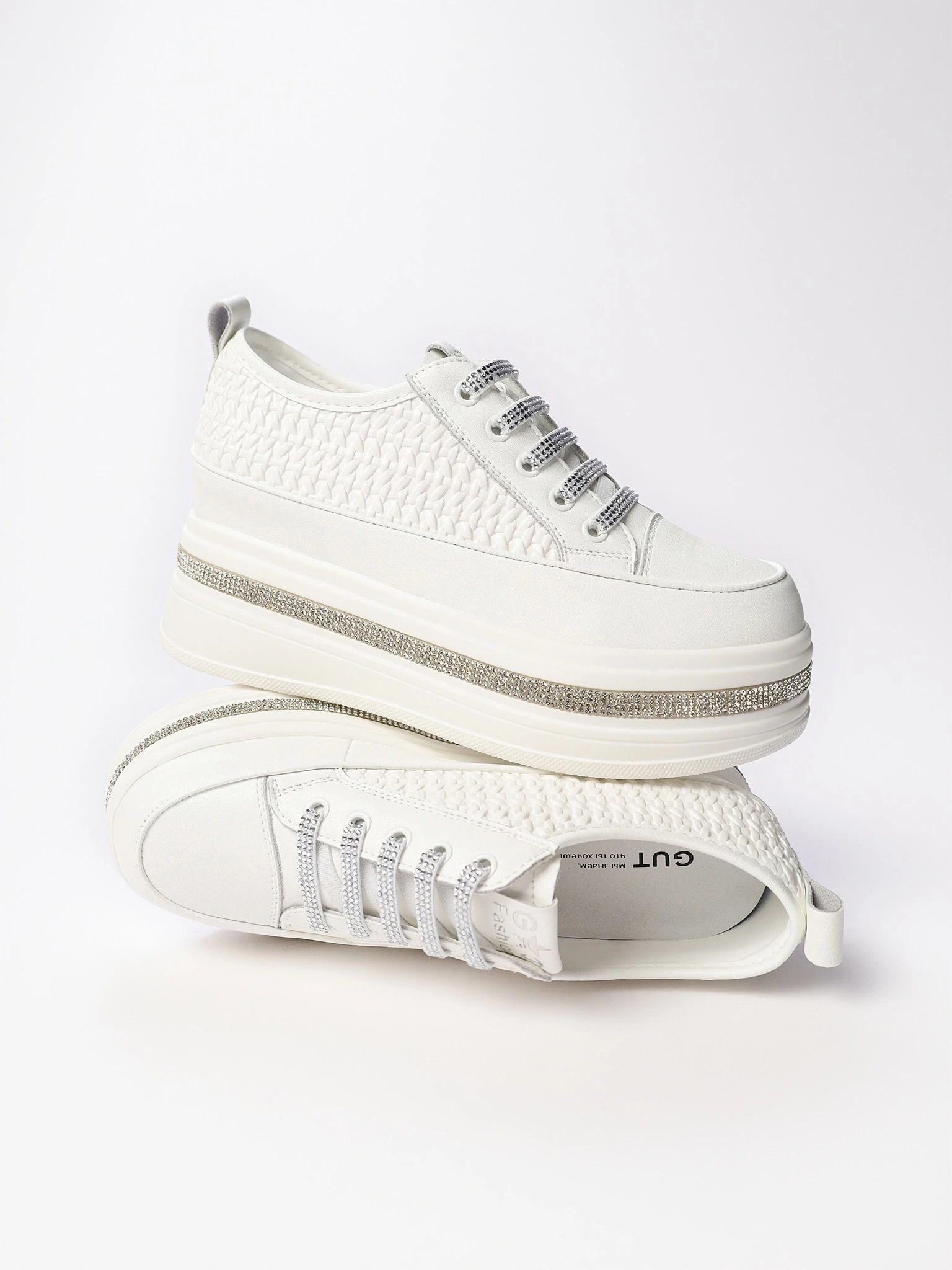 Кеды белого цвета со стразами на высокой платформе